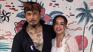 Ayahnya merupakan orang swiss sedangkan sang ibu adalah orang jember. 4 Sumber Penghasilan Nora Alexandra Bisa Bertahan Meski Ditinggal Jerinx Berurusan Dengan Hukum Tribunstyle Com