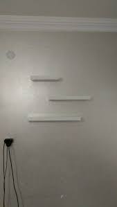 Sonuncusu, dairesel deliklere sahip raf için bir bağlantı noktası görevi görür. Gizli Raf Montaji Kara Blog