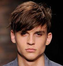 Abbiamo selezionato per voi i più bei look proposti dagli hairstylist internazionali e dai parrucchieri italiani, con tantissime immagini e idee di tagli maschili 2022 di tendenza da … Tagli Capelli Uomo 2020 Le Tendenze Donne Magazine