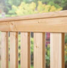 Beim einbetonieren und ausrichten der pfosten sind mehr als zwei hände notwendig. Der Holzzaun Ein Besonderer Typ Zaun Jetzt Im Zaun Shop Informieren