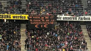 Fans von sturm graz gratulieren rb salzburg mit choreo zum jubiläum. Bayern Munich Fans Smuggle Anti Red Bull Banner Into Europa League Game Sports German Football And Major International Sports News Dw 30 11 2018