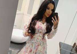 Kontrowersyjna celebrytka właśnie dołączyła do grona studentów warszawskiej uczelni medycznej im. Esmeralda Godlewska Kusi Biustem Na Instagramie Wrocila Po Dlugiej Przerwie Obcas Pl