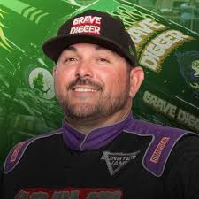 𝐆𝐫𝐚𝐯𝐞 𝐃𝐢𝐠𝐠𝐞𝐫 con sus enormes llantas y motor de carga manual,  hace maromas y saltos a toda velocidad con una enorme facilidad 😎🔥 𝐁𝐫𝐚𝐧𝐝𝐨𝐧  𝐕𝐢𝐧𝐬𝐨𝐧, el conductor describe su estilo de conducción