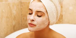 Sommaire recette masque visage pour enlever les points noirs recette masque visage à l'aloe vera et vegan plutôt que de perdre notre temps à se morfondre sur notre sort, pourquoi ne pas prendre soin de. 3 Masques Peau Grasse Faits Maison Rapides Et Naturels Marie Claire