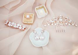 Karl lagerfeld pensa alle spose con una nuova linea di gioielli. Come Scegliere I Gioielli Per Il Tuo Matrimonio In 5 Passi