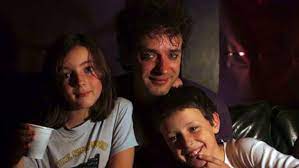 Específicamente a sus hijos, quienes han seguido adelante tras la pérdida de su padre y han hecho una vida convertidos en todos unos adultos. Hijos De Gustavo Cerati Lo Recuerdan Por El Dia Del Padre Radio Oasis