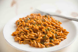 200gr Spinat 200gr Pasta 300ml Gemusebruhe 200ml Passierte Tomaten Parmesan Salz Pfeffer Oregano Basilikum Den Rezepte Spinat Vegetarische Gerichte