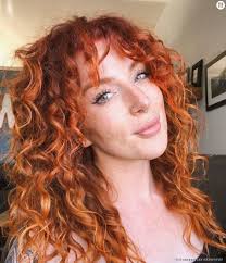 Dans certaines cultures occidentales, une femme dont les cheveux arrivent dans le cou, par exemple. Cheveux Boucles Comment Se Faire Une Frange Quand On A Les Cheveux Frises Terrafemina