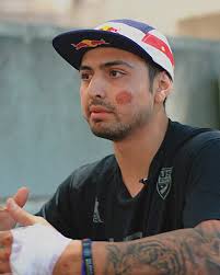 Acrobacias BMX con un toque de parkour en Berlín