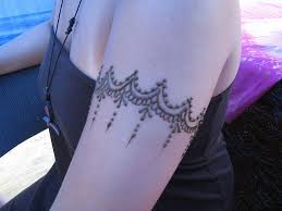 What are henna tattoos, and should you get one? Heartfire Henna This Would Be Cute As A Thigh Tattoo Thigh Henna Henna Tattoo Hand Henna Tattoo