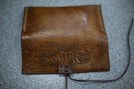 Handmade Gifts - محفظة تبغ جلد طبيعي- 3 جيوب تحمل التبغ... | Facebook