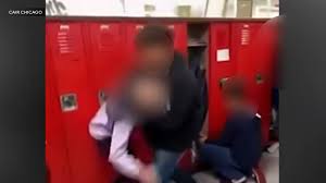 أمسكها من رقبتها ثم طرحها أرضًا.. شاهد طالبًا يهاجم فتاة محجبة بعنف في  أمريكا