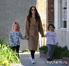 Известная американская модель и актриса меган фокс выложила в «инстаграм» фотографию с детьми. Syna Megan Foks Travyat V Shkole Gruppa Novosti Krasoty