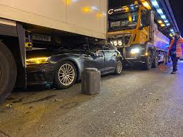 Vander heyde, van opstal & van tieghem, geassocieerde notarissen vijverstraat 49 8400 oostende tel. Zwaar Ongeval In Kennedytunnel Auto Belandt Onder Vrachtwag Antwerpen Gazet Van Antwerpen Mobile