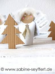 Home › klorollen geschenkverpackung weihnachten : Diy Mit Kindern Weihnachtsgeschenke Basteln Engel Upcycling Mit Klorollen Handabdrucken Blog Sabine Seyffert