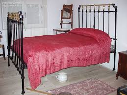La cama siempre tiene que tener una cabecera sea cual sea su tamaño, ya que simboliza el respaldo y la seguridad. La Orientacion De La Cama Al Norte Ayuda A Engendrar Varones 19886 Biodiversidad Virtual Etnografia