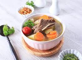 Soto daging berisi daging sapi dengan bumbu khas indonesia, kuahnya bening. 5 Rekomendasi Resep Hidangan Daging Berkuah Segar Sedap Dan Anti Membosankan Bukareview