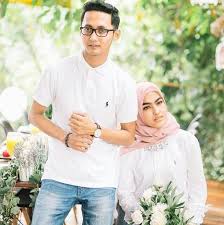 Actress elfira loy has announced yesterday that she will be engaged to singer sufian suhaimi this october. Orang Ketiga Punca Sufian Elfira Tak Jadi Kahwin