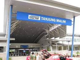 Pernah mempunyai landasan kereta api dari pulau sebang terus ke bandaraya melaka (melalui alor gajah) tetapi telah ditutup semasa pendudukan jepun 1942.stesen kereta api pulau sebang yang dibuka pada tahun 1905 masih lagi beroperasi pada masa kini yang lebih dikenali dengan nama stesen kereta api tampin/pulau sebang.pihak ktmb sedang merancang untuk membina semula laluan kereta api hingga ke. Once A Sdarian Melawat Sekolah Lama Bahagian 2 Tanjong Malim