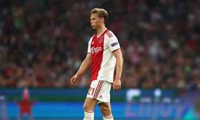 Frenkie de jong؛ مواليد 12 مايو 1997) هو لاعب كرة قدم هولندي يلعب كلاعب وسط مع نادي برشلونة في الدوري الإسباني لكرة القدم ومنتخب هولندا لكرة القدم. De Jong Ø®Ù„ÙÙŠØ§Øª Ø¯ÙŠ ÙŠÙˆÙ†Øº Ceritas