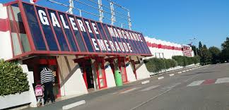 Lieu de culture et de rencontres, ouvert sur la ville, l'édifice, que l'on soit amateur d'art, d. Bayeux Calvados Bientot Un Nouveau Centre Commercial A Bayeux