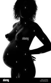 Desnudo negro afro-caribeños adolescentes chica desnuda mujer embarazada de  7 meses, el vientre hinchado y lleno los senos, studio fotografía  Fotografía de stock - Alamy