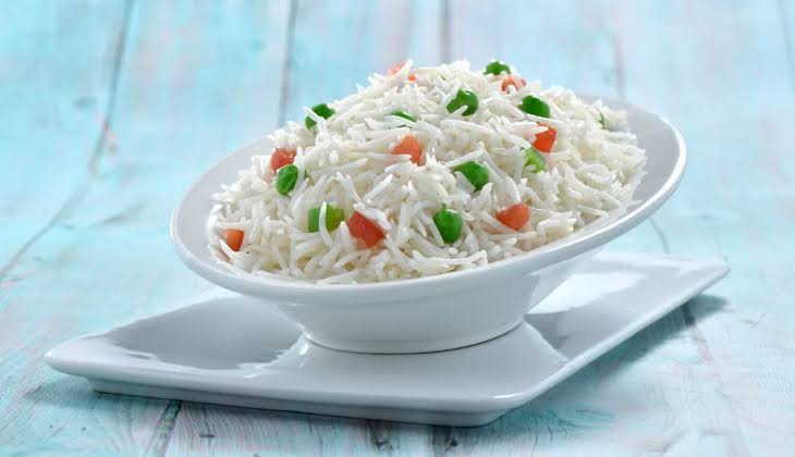 Side by side comparison of basmati rice grains and short grain rice grains showing size and starch difference