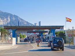 Gibraltar has a population of 32,000. Spanien Gibraltar Tritt Schengen Raum Bei Web De