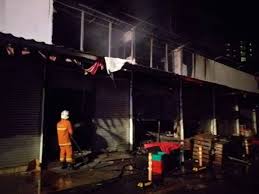 Cameron highlands in terletaknya di pahang, malaysia, dan berkeluasan 712.18 km persegi, di sebelah utara, sempadannya menyentuh kelantan banyak aktiviti menarik yang boleh dilakukan di cameron highlands ni sebenarnya. Tiga Kedai Di Kea Farm Terbakar