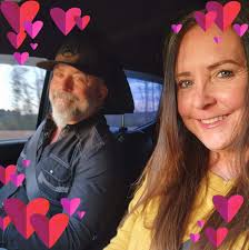 Do baby chicks need special dust for bathing and what are the alternatives?