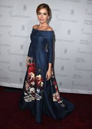 Carolina herrera, fue marquesa consorte de torre casa por su matrimonio con reinaldo herrera, es una reconocida diseñadora de moda venezolana, de se siente muy romántico cuando estás en un vestido de fiesta. Pin En Moda