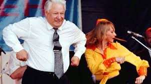 Президент россии борис ельцин и певица алла пугачева во время вручения ей ордена за заслуги перед отечеством. Golosuj Ili Proigraesh Kak Elcin Pobedil V 1996 M Gazeta Ru Foto