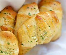 Les Delicieux Croissant Au Fromage A L Interieur Au Beurre Et A L Ail Recipe Food Dinner Rolls Brunch
