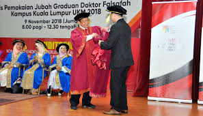 A rahman a jamal, pro naib canselor kampus kuala lumpur, ukm sempena perayaan tahun baru cina 2020 #cny #kkltvukm. Majlis Pemakaian Jubah Graduan Doktor Falsafah Kampus Kuala Lumpur Ukm Pejabat Pro Naib Canselor Kampus Kuala Lumpur