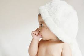 Tiada ekspresi atau menunjukkan sebarang reaksi apabila mama cuba berinteraksi dengannya. 10 Tanda Awal Autisme Pada Bayi Yang Perlu Diwaspadai
