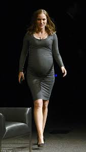 Pregnant Natalie Portman Shows Off Her Baby Bump At Jackie Screening Natalie Portman Pregnant Bodycon Dress Pregnant Celebrities