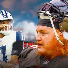 Ryan Jensen hilariously shoves Micah Parsons out of Buccaneers' huddle