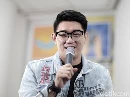 Umur 38 tahun) atau populer dengan nama ifan seventeen adalah seorang penyanyi dan aktor berkebangsaan indonesia. Ifan Seventeen Jadi Vokalis Padi Reborn