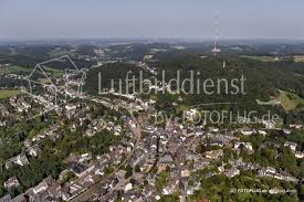 In 875, velbert was first mentioned as feldbrahti and was ruled by the abbey at werden.around 1050, lady adelheid donated the hof zum hof (manor at manor, a manor in velbert) and the local church. Luftbild Velbert Langenberg Luftbild De