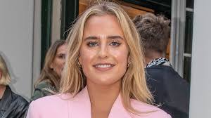 Se billedet: Sarah Bro viser sin nye kæreste frem på den blå løber