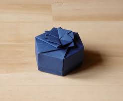 Ballotin De Dragees Hexagonale En Papier Origami Couleur Bleu Marine Boites Coffrets Par La Mariee En Papier Origami Boite Origami Dragees
