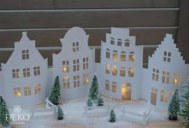 Jeden tag werden tausende neue, hochwertige bilder hinzugefügt. Diy Weihnachtliche Fensterdeko Mit Hubscher Hauserzeile Aus Papier Deko Kitchen