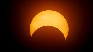 La lune passe devant le soleil et bloque une partie des rayons du soleil. Comment Observer L Eclipse De Soleil Sans Danger Pour Les Yeux Enbeauce Com
