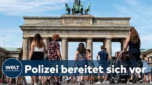 Police said early monday that the man had complained of tingling in his arm and chest while officers checked his id in the capital's mitte district, where thousands of protesters had rallied despite an official ban on. Berlin Am 1 August Ein Tag An Dem Tausende Menschen Demonstrieren Gehen Wollen Youtube