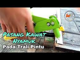 Satu keuntungan yang didapat dengan mengerjakan pemasangan kawat nyamuk sendiri adalah bahwa anda bisa menghemat biaya karena bisa dikerjakan dengan mudah, hanya memerlukan bahan dan peralatan sederhana saja. Memasang Kawat Nyamuk Pada Trali Pintu Rumah Youtube