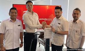 Syed saddiq jadi menteri pemuda dan olahraga (menteri belia dan sukan) di usianya yang masih sangat muda. Malaysians Must Know The Truth Syed Saddiq S Brother Joins Umno Wants To Do His Part For Malaysia