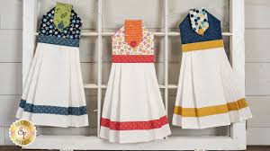 This makes for a great housewarming gift or addition to your kitchen decorum. Learn To Sew A Diy Hanging Tea Towel