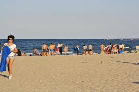 Turiştii, dar şi localnicii care vor să ajungă în staţiunea mamaia au mai multe opţiuni de transport în comun. Foto Pe Plaja Din Mamaia 1 Mamaia71 Jpg Poze Litoralulromanesc Ro