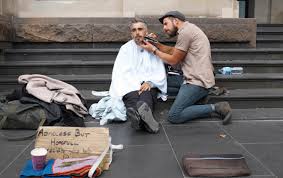 Joshua Coombes, el peluquero de los 'sin techo' de Londres | Cronica Home |  EL MUNDO