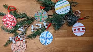 Lichterketten leuchten in den fenstern, es duftet nach plätzchen. Nachhaltige Weihnachtsdeko Basteln Betzold Blog